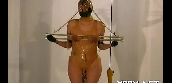  Chick gets boobs tied hard in complete bondage show